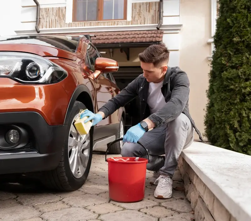Lavage auto à domicile Beillé : professionnel intervenant sur un véhicule